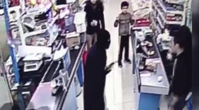 Gaziosmanpaşa'da maskeli 4 kişinin marketteki soygunu kamerada