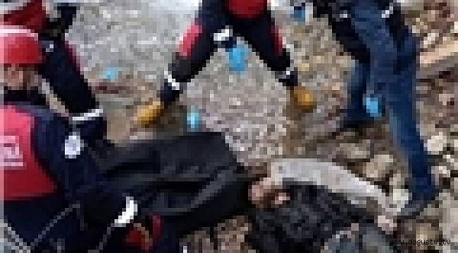 Göğsünden bıçaklanmış, cinsel organı kesilmiş, elleri ve ayakları bağlı halde çuval içinde cesedi bulundu.