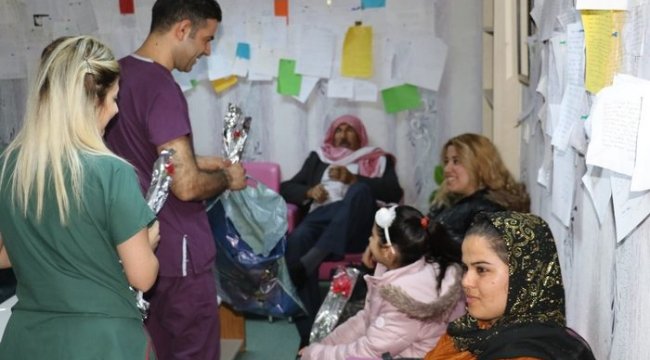 Hastalarını karanfille karşıladı