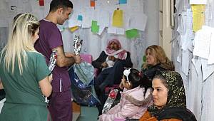 Hastalarını karanfille karşıladı