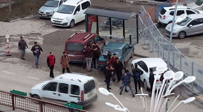 İki grup arasında çıkan kavgayı kızlar ayırdı