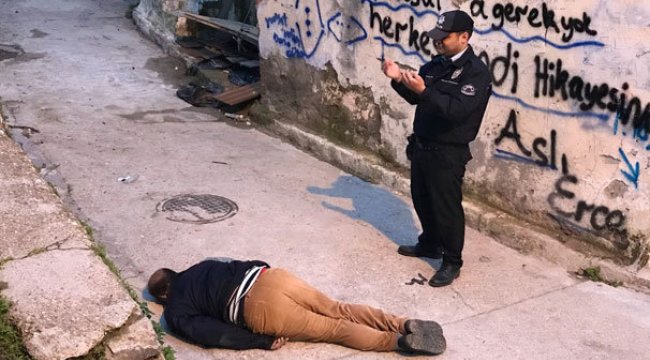 İzmir'de sokak ortasında ceset bulundu, polis başında dua etti