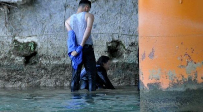 Köprüden atlayan kızı, bot işletmecisi kurtardı