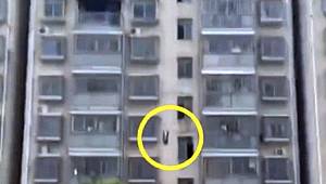 O Anlar Kamerada! 15. Kattan Aşağı Atladı, Burnu Bile Kanamadı