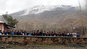 Okulun bahçe duvarını yemek masası yaptılar