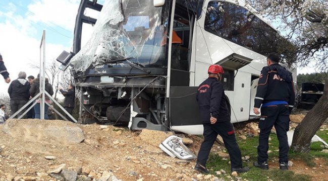 Otobüs elektrik direğine çarptı: 18 yaralı