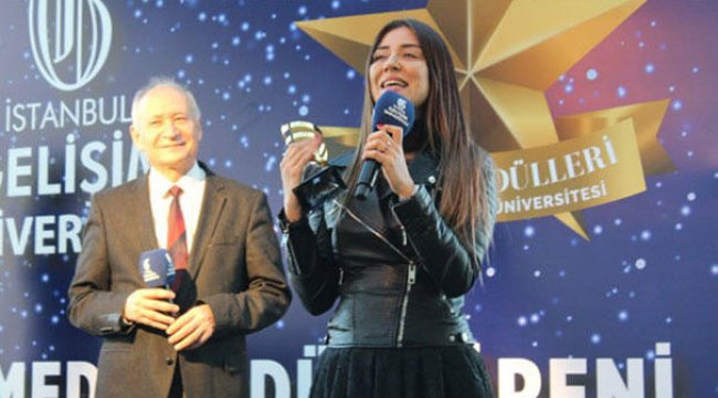 Sahnede hamile olduğunu açıkladı