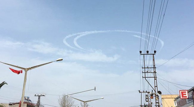 Savaş uçakları hilal çizdi