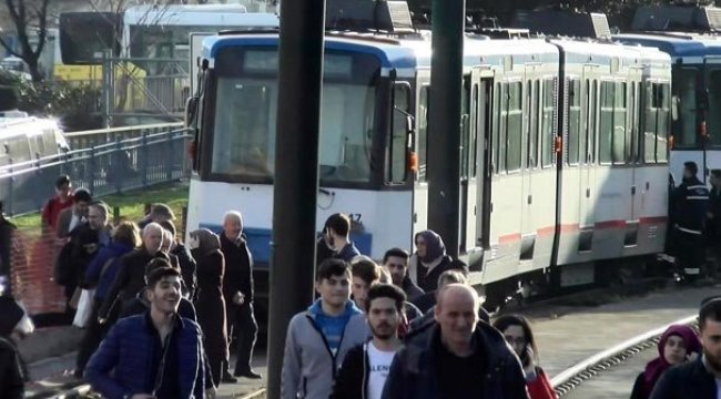 Topkapı'da aynı bölgede tramvay yine raydan çıktı