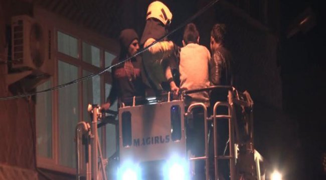 Yangında mahsur kalan 10 kişiyi itfaiye kurtardı