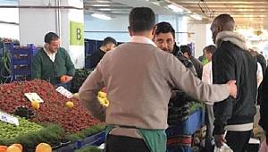 Atiba pazar alışverişinde! Görenler şaştı kaldı