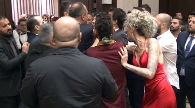 Berna Öztürk'ü kolundan tutup kaçırmak istedi!