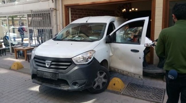 Büyük şok! Kahvaltı yaparken evlerine araba girdi