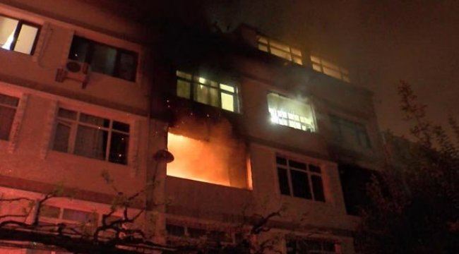Fatih'te gece yarısı dehşet anları! 5 katlı binada yangın...