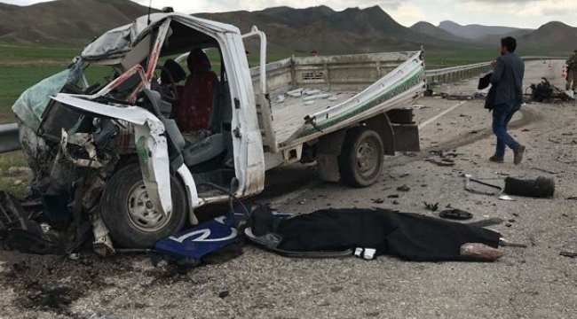Kamyonet ile TIR çarpıştı: 2 ölü, 1 yaralı