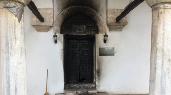 Bursa'da tarihi türbenin kapısını yaktılar!