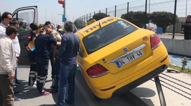 Direksiyon başında uyuşturucu kullanan taksi sürücüsü trafiği birbirine kattı