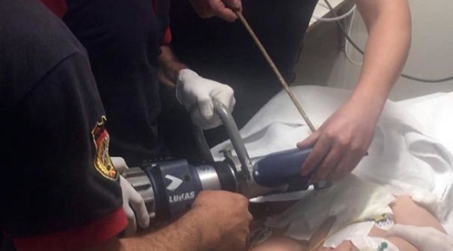 İnsaat işçisinin vücuduna 1 metrelik demir saplandı