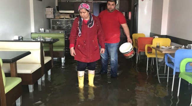 İzmir'de kuvvetli yağış hayatı olumsuz etkiledi