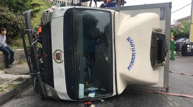 Kamyonet Etiler'de kaldırıma çarpıp takla attı: 2 yaralı