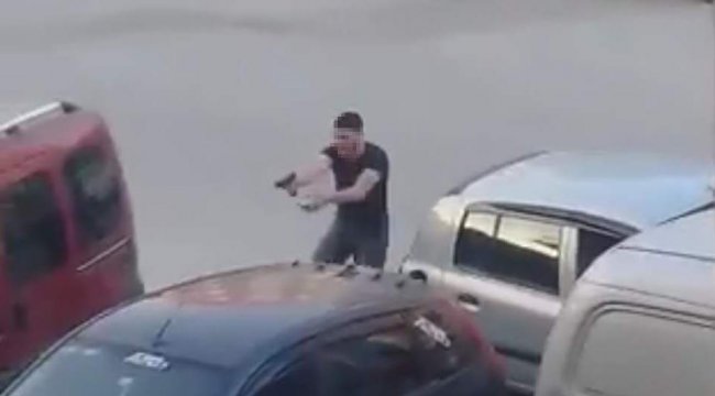 Sokak ortasındaki çatışma kamerada