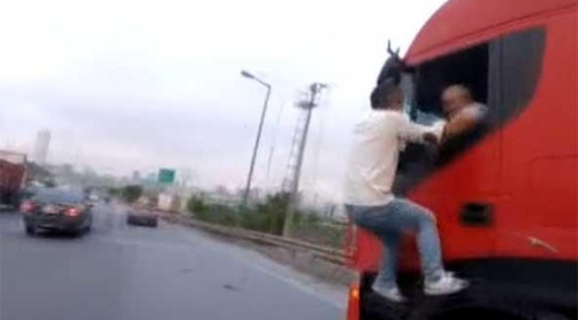 TEM'de şoke eden görüntü! Seyir halindeki TIR'a tırmanıp...