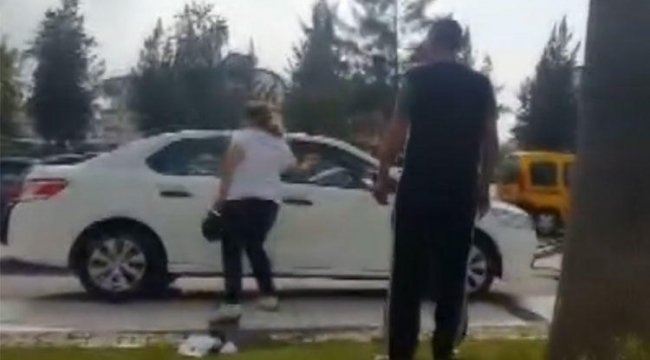 AVM önünde isyan... Kendi aracına saldırdı