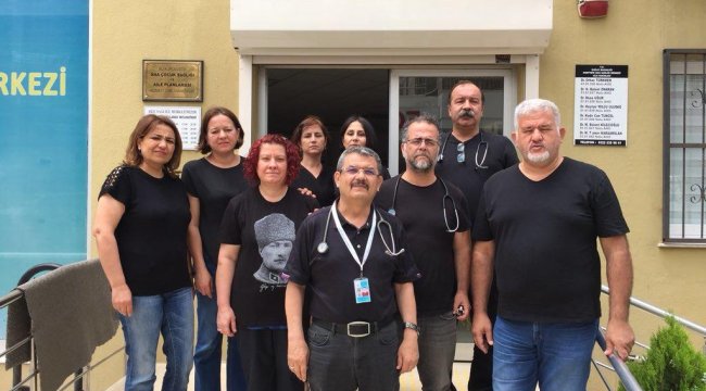 Beyaz önlükleri çıkarıp siyah giydiler