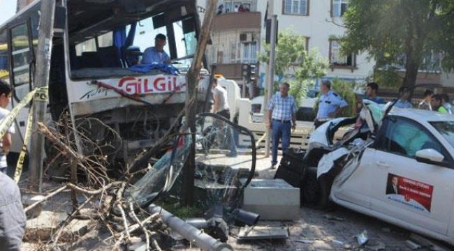 Freni boşalan midibüs dehşet saçtı