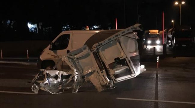 Kargo aracı kamyonete çarptı, araçtan kopan parçalar taksiye isabet etti