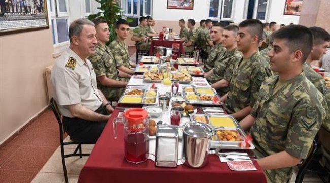 Orgeneral Akar, erbaş ve erlerle iftar yaptı