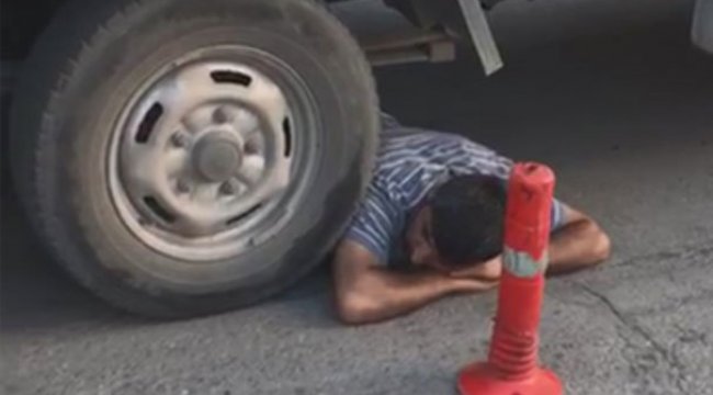 Seyyar satıcı, zabıta aracının altına girdi