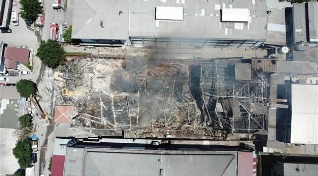 Yanan fabrikadan hala duman yükseliyor; yıkım çalışmaları başladı