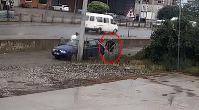 Dehşete düşüren anlar! Genç adam acımasızca yumrukladı...