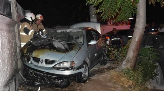 Kaza yapan otomobil alev aldı: Biri çocuk 3 yaralı