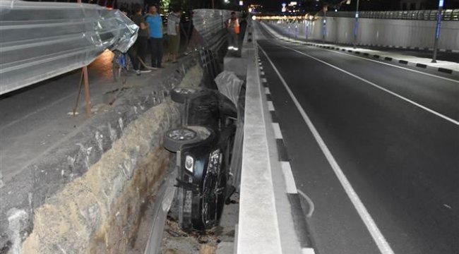 Otomobil yol kenarındaki boşluğa düştü