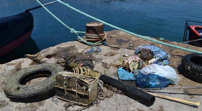 Saros’da denizin dibinden çıkarılan atıklar şaşırttı... Akü bile atmışlar!