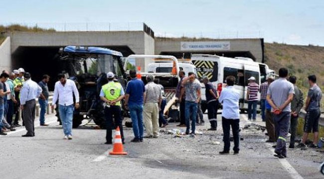 Tarım işçilerini taşıyan minibüs traktörle çarpıştı: Yaralılar var