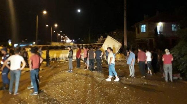 TIR devrildi; şoför ve 4 çocuğu yara almadan kurtuldu