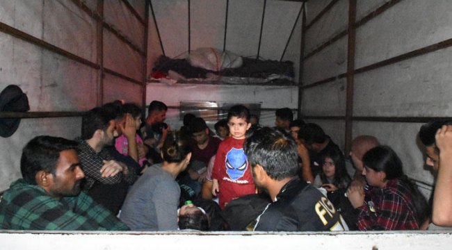 Durdurulan kamyonetten 30 kaçak çıktı