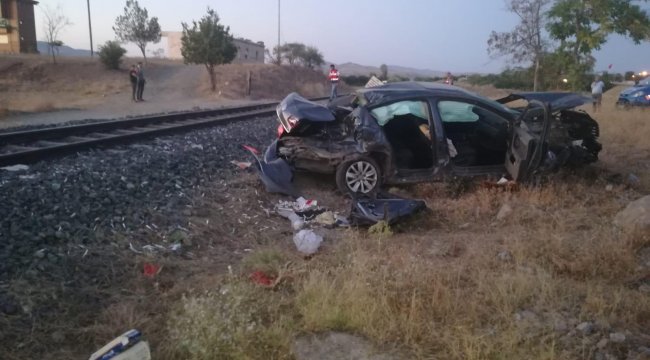 Trenin çarptığı otomobilden atlayarak kurtuldu