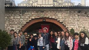 Ahmet Şimşekli öğrenciler İstanbul gezisiyle ödüllendirildiler.