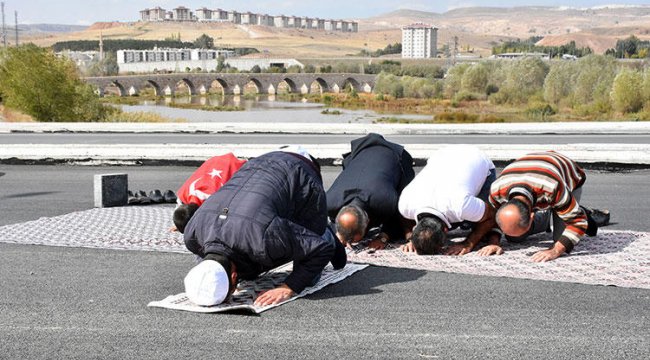 Mahalledeki köprüye böyle şükrettiler!