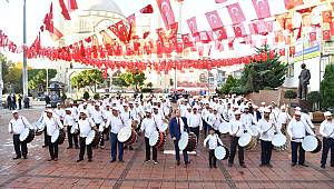 Maltepe Cumhuriyet’i davullarla karşıladı