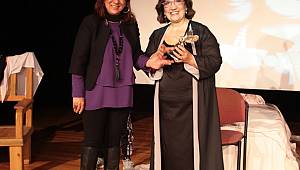 “AŞK DERSLERİ” ADLI TİYATRO OYUNU KARTAL’DA SAHNELENDİ