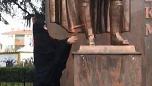 Atatürk Anıtı'na baltalı saldırı!