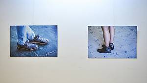 Ayakkabıları fotoğraf sergisine taşıdı!