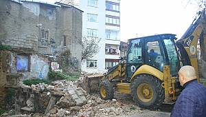 KARTAL’DA ÇEVREYİ TEHDİT EDEN METRUK YAPILARIN YIKIMINA DEVAM EDİLİYOR