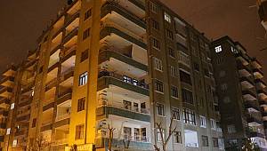 Dairenin önüne konulan koliden ceset çıktı 