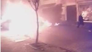 Avcılar'da kaza yapan motosiklet alev aldı, 2 otomobil yandı